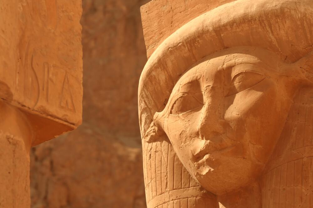 Estatua de Hathor, diosa egipcia del amor y la belleza y feroz protectora de Ra