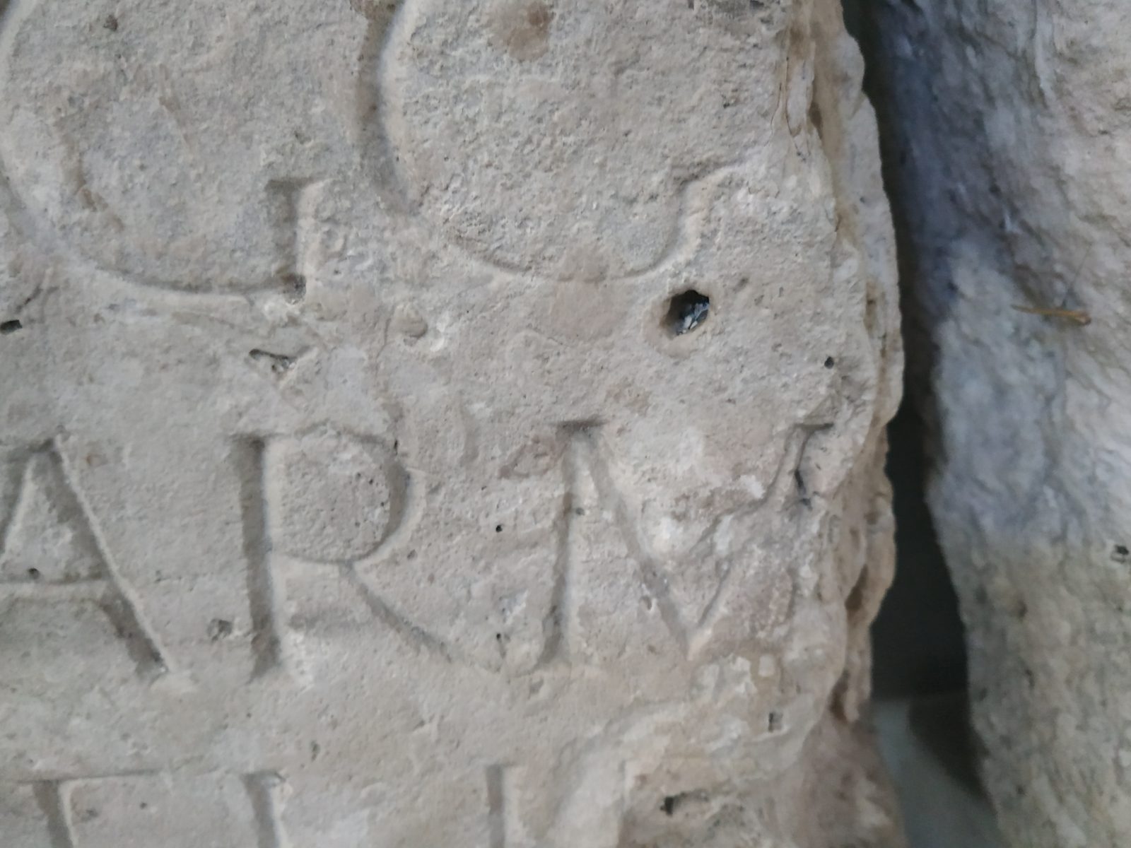 Fotografía que tomé en Podstrana en 2019. Es la imagen de las letras ARM en la piedra de Casto