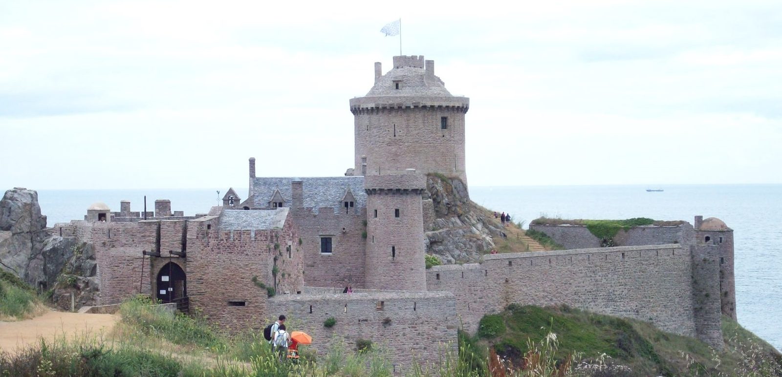 castillo medieval atípico en la costa francesa