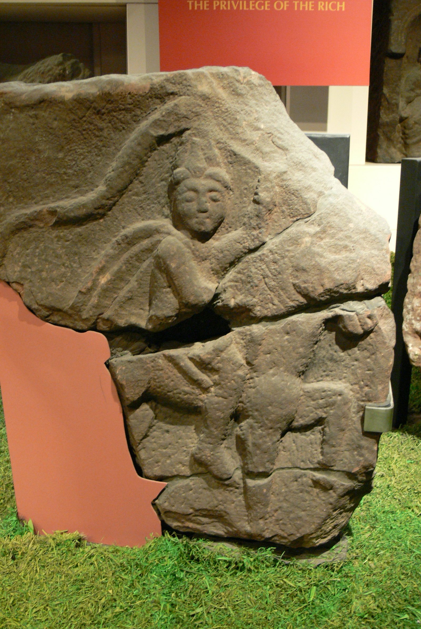 Chester (Inglaterra). Grosvenor Museum: lápida de Deva Victrix de un jinete dacio o sármata que combatía en el ejército romano en Britania
