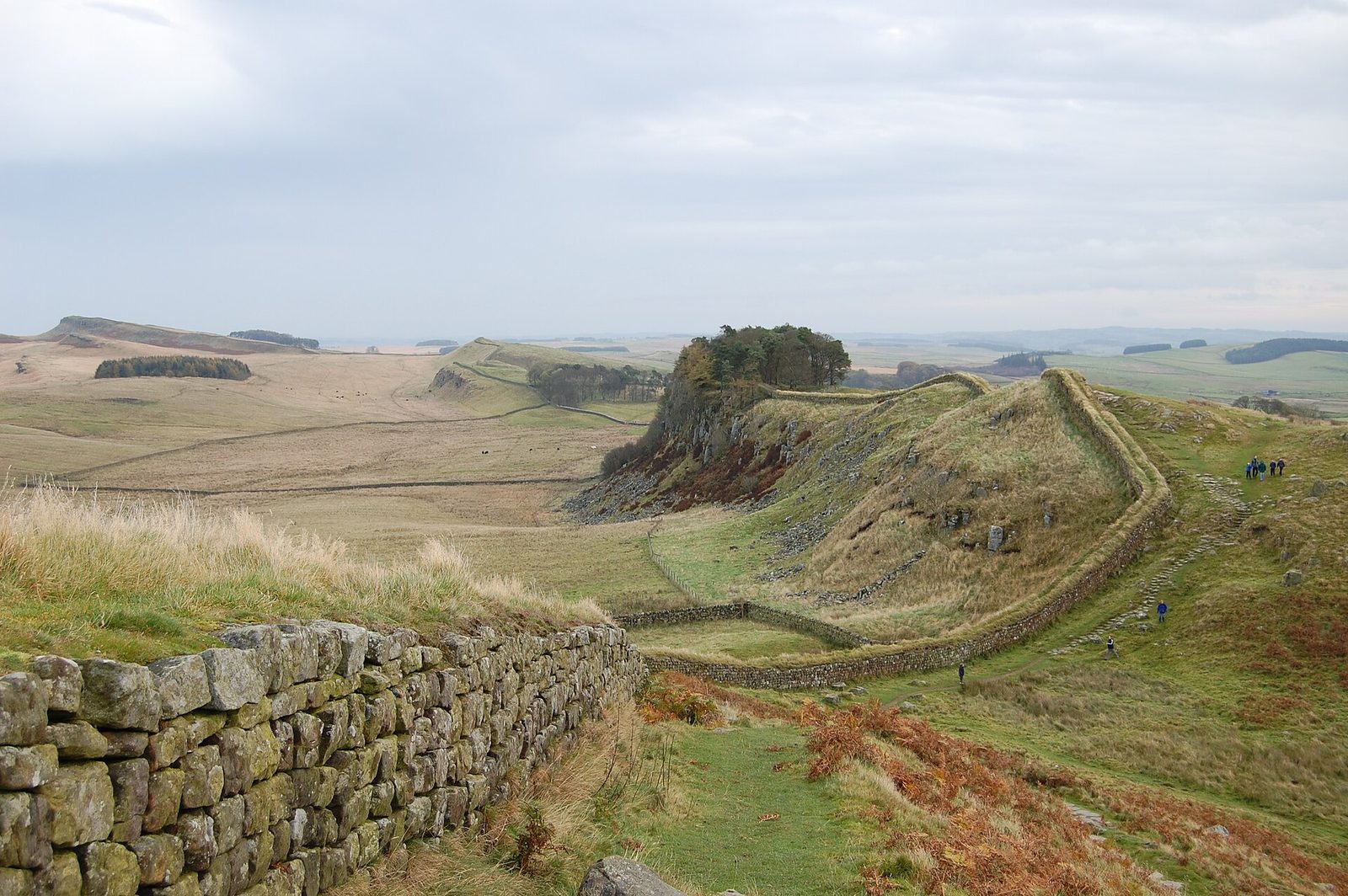 Un tramo del muro de Adriano a aproximadamente 1 milla al oeste del fuerte romano cercano a Housesteads