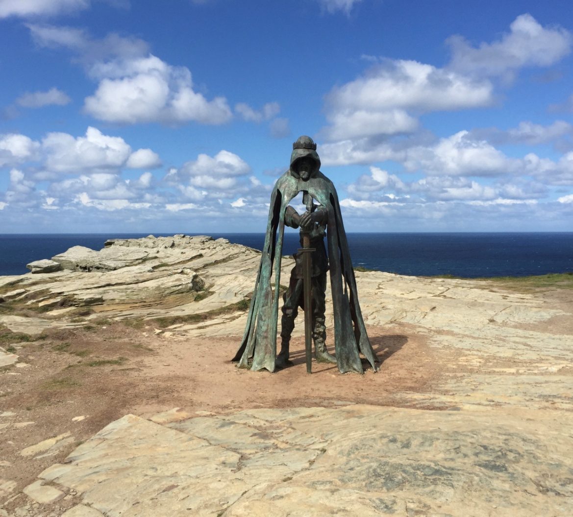 Estatua del rey Arturo en Tintagel. Foto de Caleb Howells