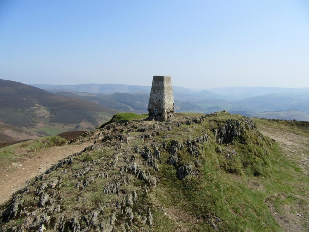 Vértice geodésico en la cima de Moel Morfydd, a unas 10 millas de Caer Ogyrfan. Foto de John H Darch, CC-BY 2.0