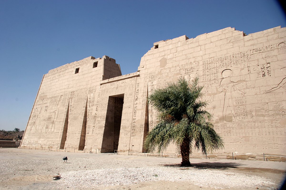 Templo mortuorio de Ramsés III, el faraón que derrotó a los Pueblos del Mar. Foto de Elena Pleskevich, CC-BY 2.0