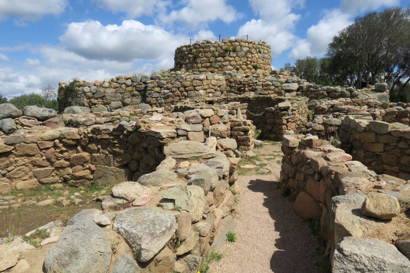 Ruinas de la civilización nurágica en Cerdeña. Foto de Rolf Dietrich Brecher, CC-BY 2.0