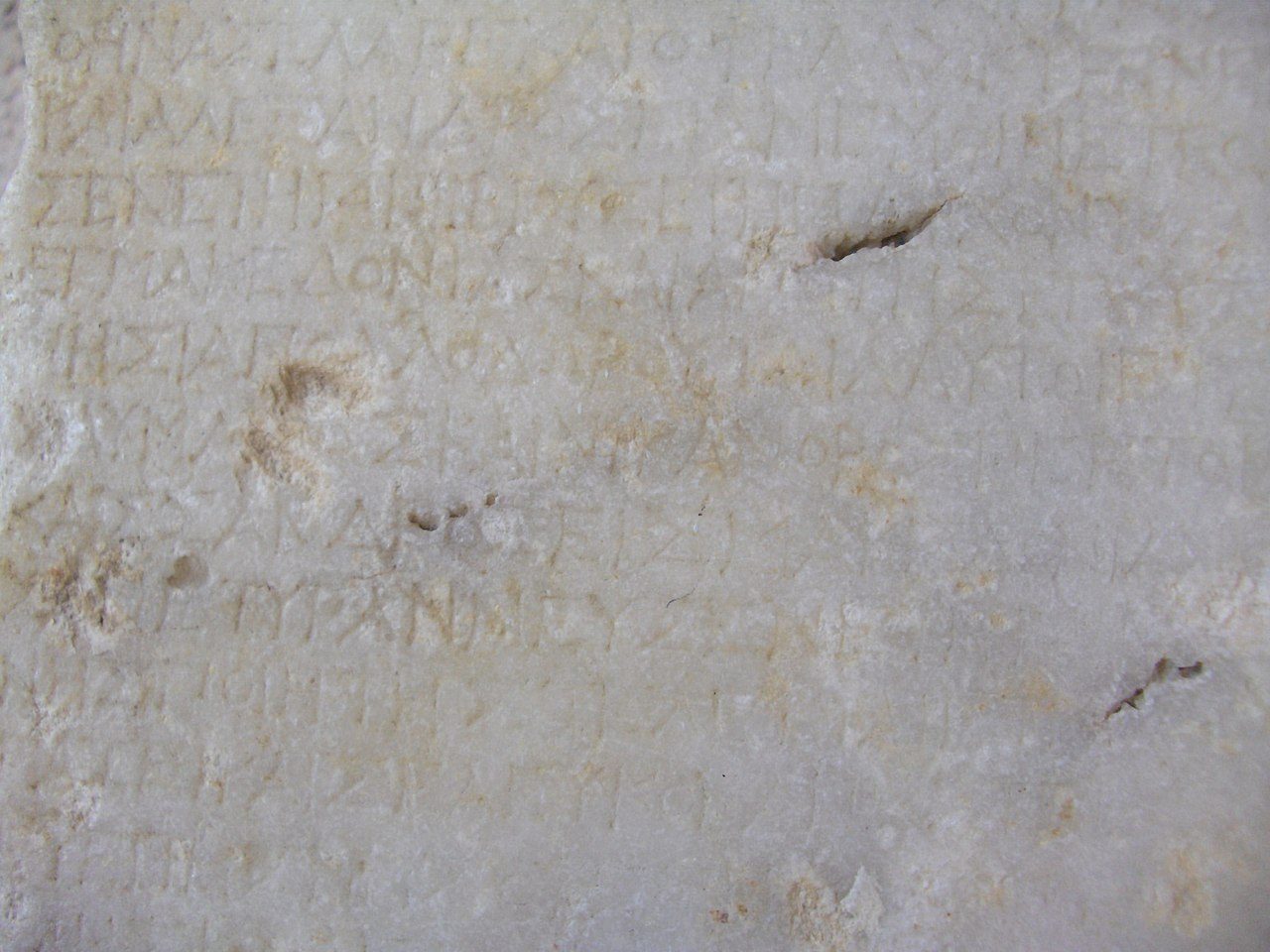 La Crónica de Paros, o Mármol de Paros. Wikimedia Commons, CC-BY 3.0