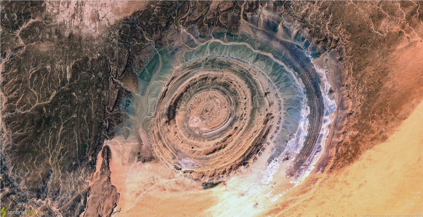 Vista satelital de la Estructura de Richat, mostrando huellas de lo que parecen ríos antiguos. Sentinel Hub, CC-BY 2.0