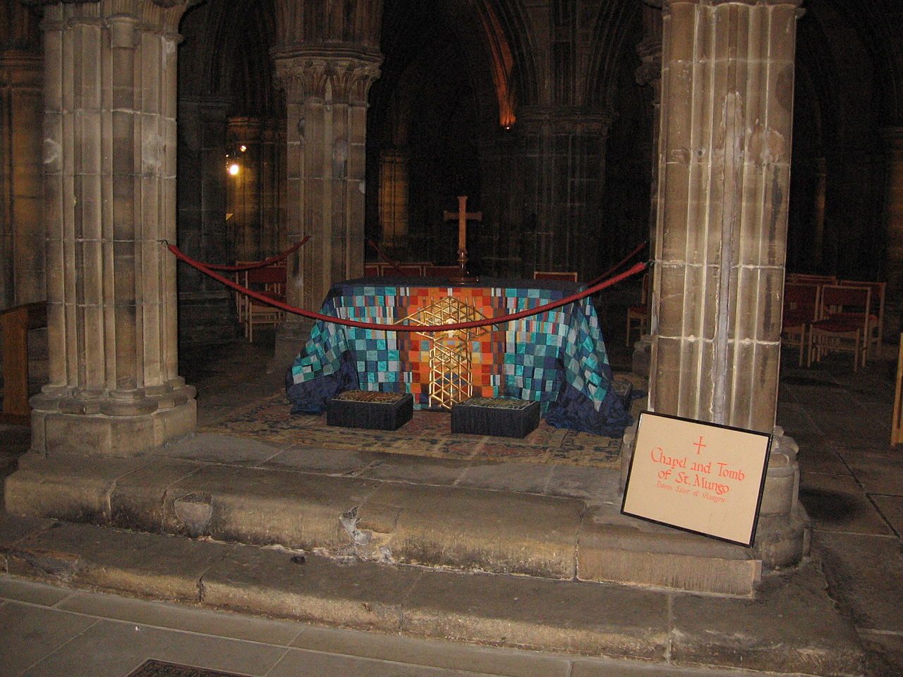 La supuesta tumba de san Kentigern, también conocido como Mungo, catedral de Glasgow