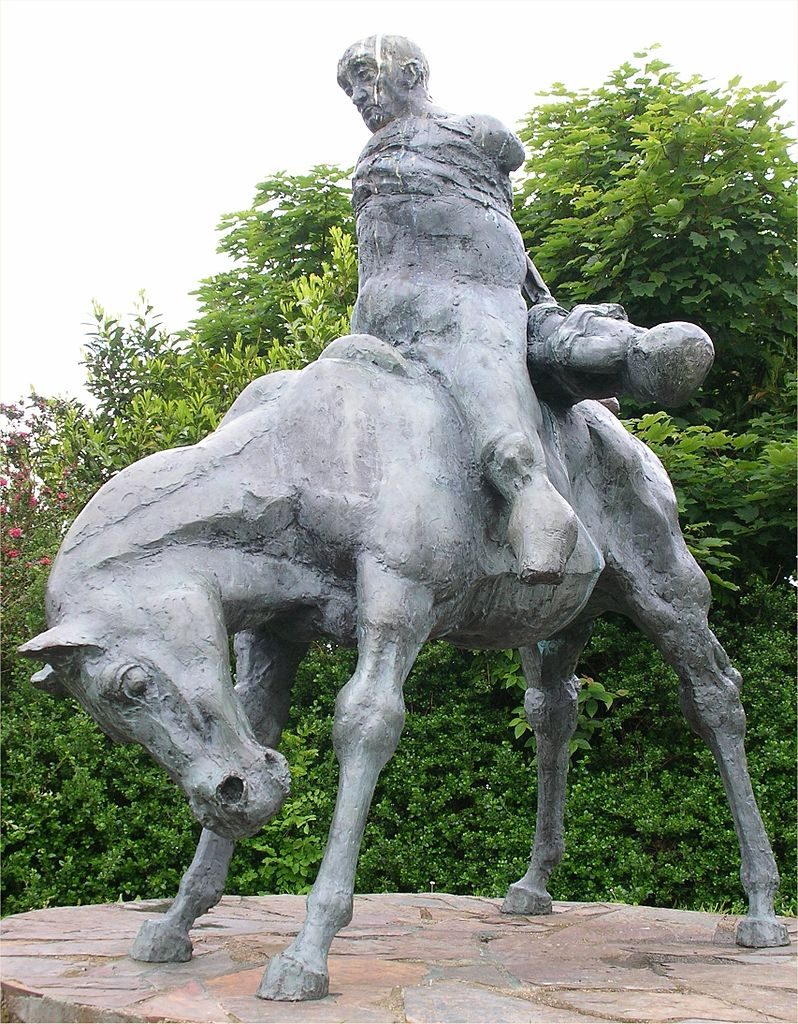 The Two Kings, estatua que representa a Bran el Bendito cargando el cuerpo de su sobrino Gwern, Ivor Roberts-Jones, 1987, castillo de Harlech, Gales