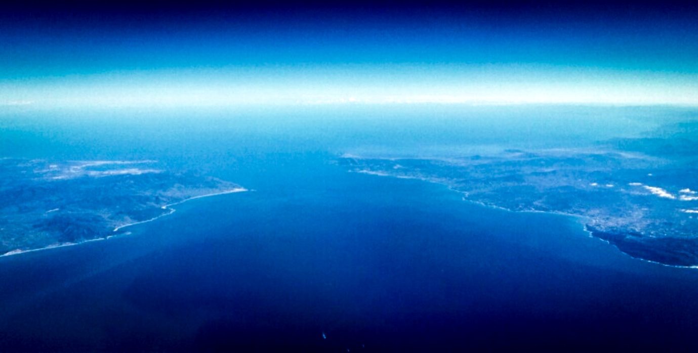 Vista del estrecho de Gibraltar desde el océano Atlántico. Foto de Vin Crosbie, CC-BY 2.0