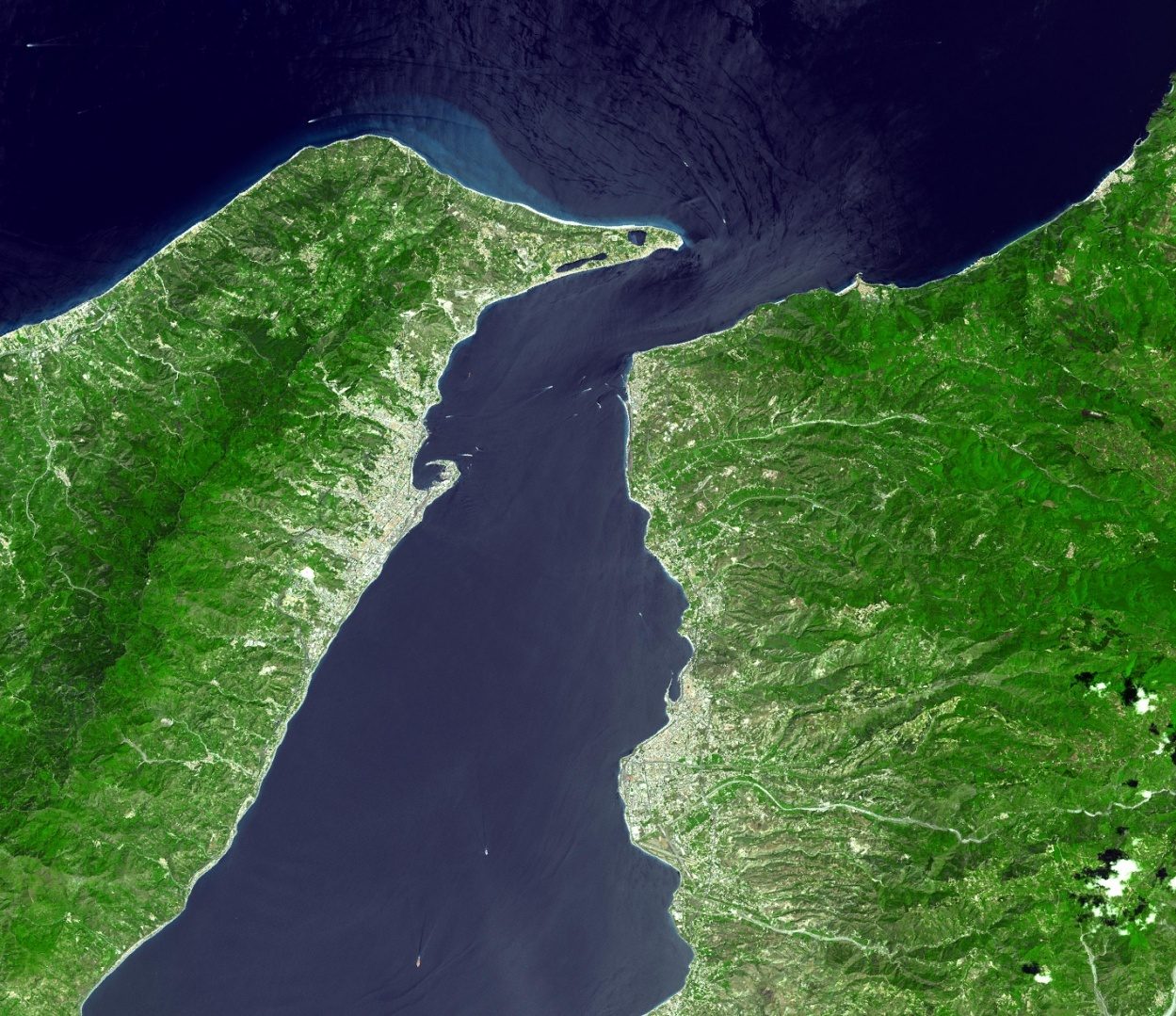 Estrecho de Mesina. Foto de la Nasa